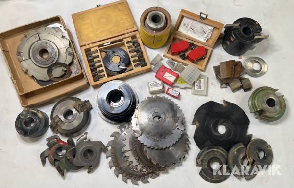 Parti med sågklingor, fräsar och limknektar