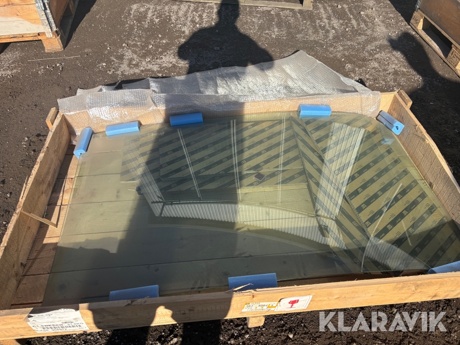 Framruta till grävmaskin CAT