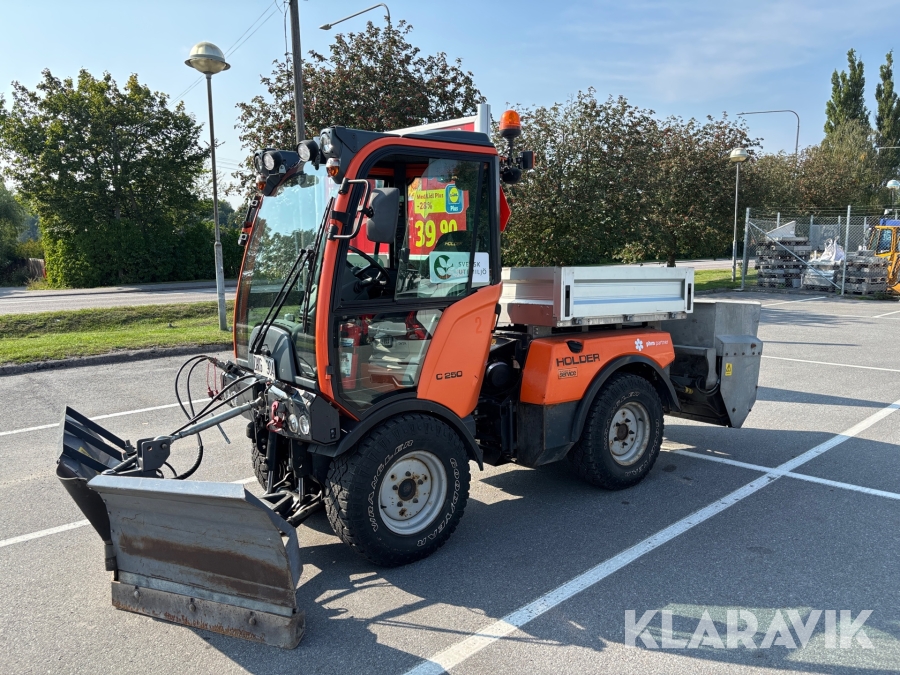 Redskapsbärare Holder C 250 med Vikplog & sandspridare