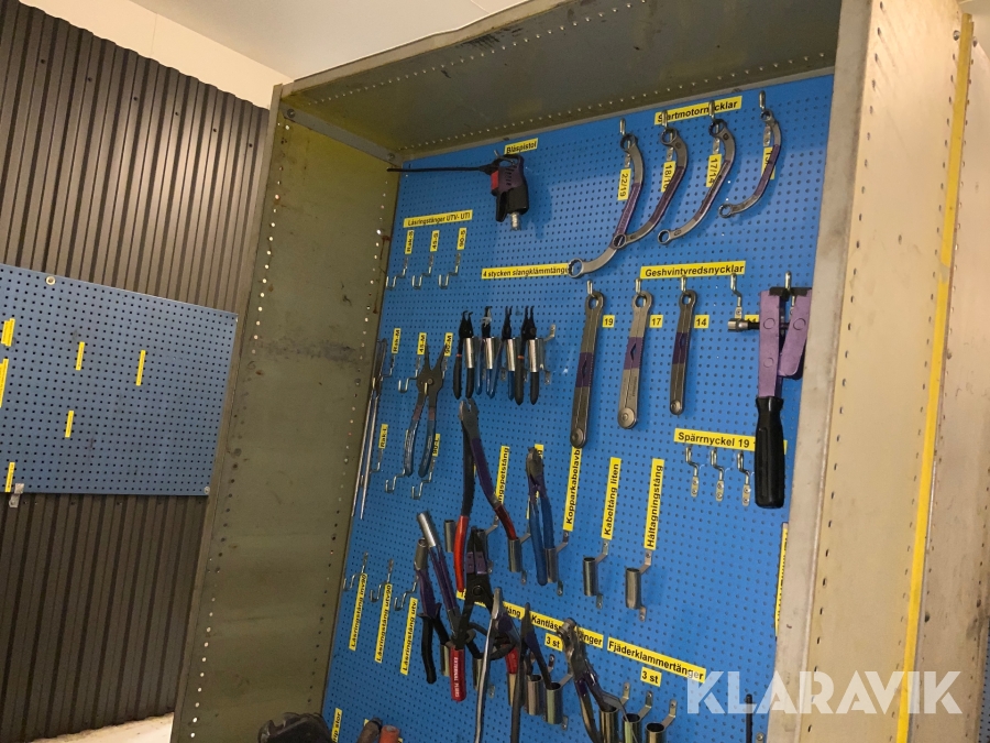 Plåtskåp med diverse verktyg