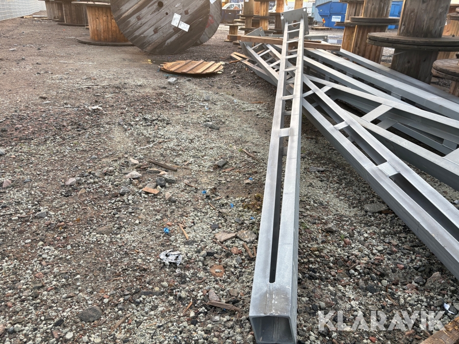 Stolpar 2 st med  brygga