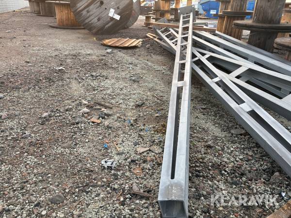 Stolpar 2 st med  brygga