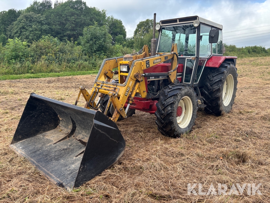 Traktor International 844 inklusive skopa