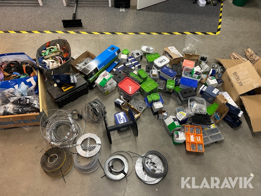 Blandat parti med skruv och infästningstillbehör