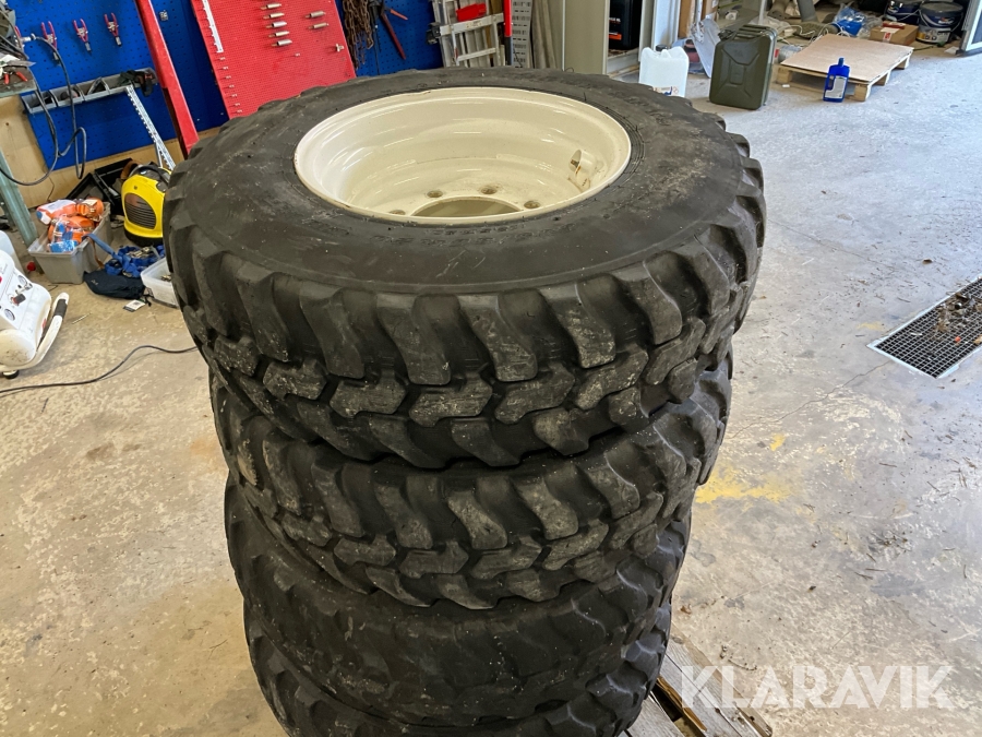 Entreprenaddäck Dunlop med fälg 335/80R20