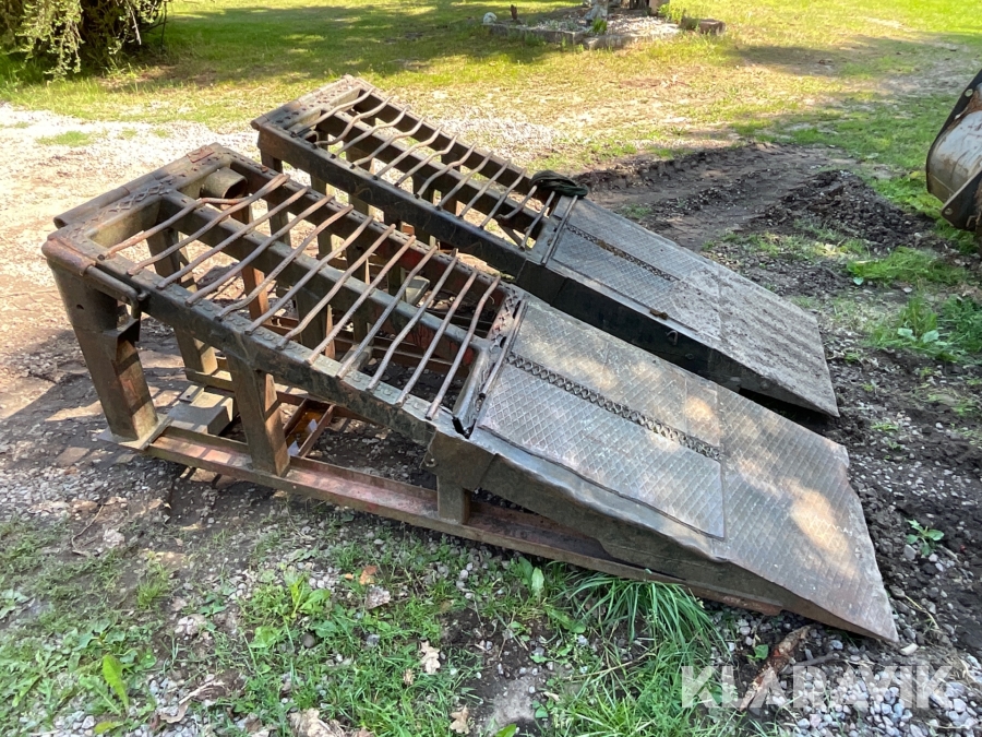 Lastramper till grävmaskinstrailer