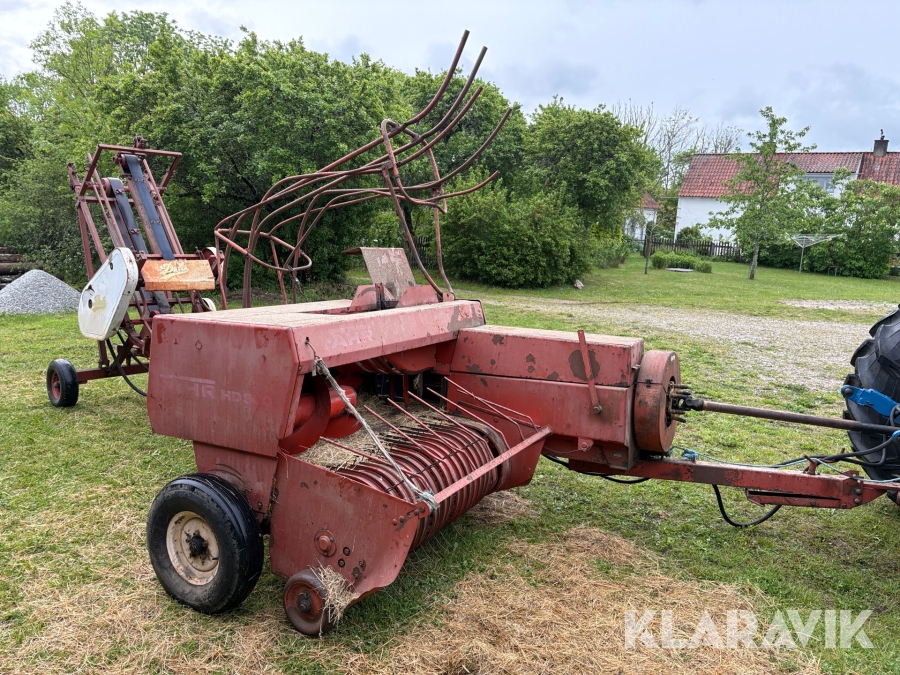 Småbalspress Fahr HD300 med bogserad balkastare