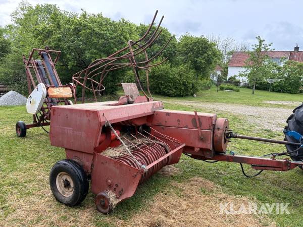 Småbalspress Fahr HD300 med bogserad balkastare