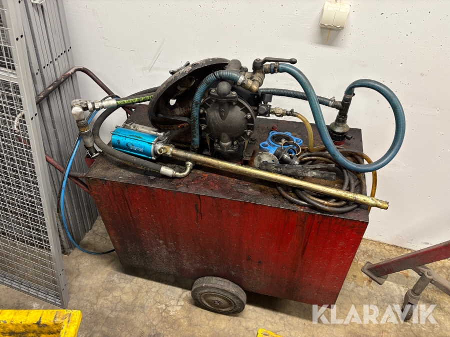 Hydraultank med pump