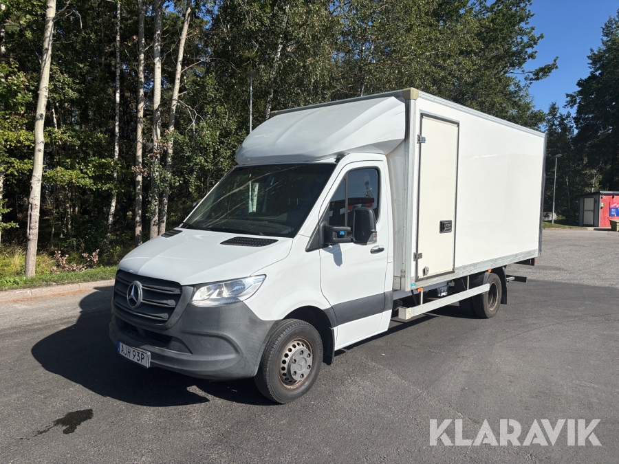 Lastbil Mercedes-Benz Sprinter 516 med bakgavellyft