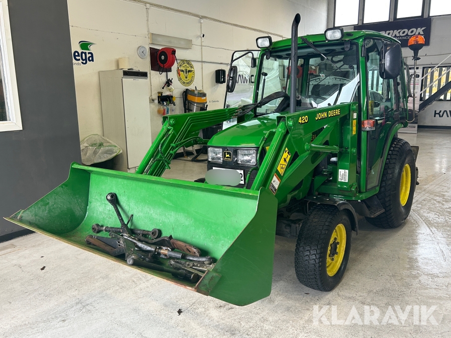 Traktor John Deere 4200 med redskap