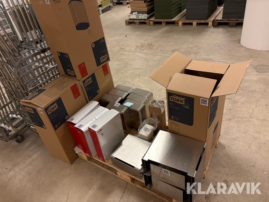 Parti med pappersdispenser och tvåldispenser Tork Och Habo