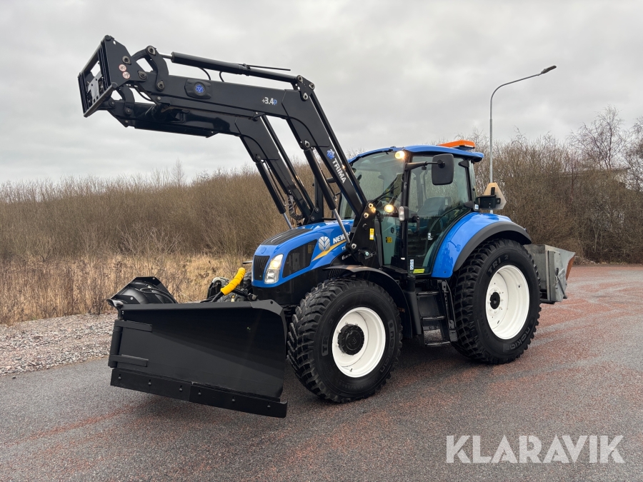Traktor New Holland T5.115 med lastare vikplog och sandspridare