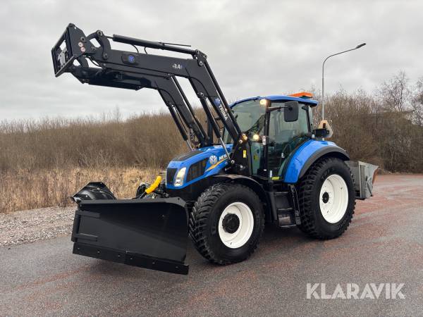 Traktor New Holland T5.115 med lastare vikplog och sandspridare