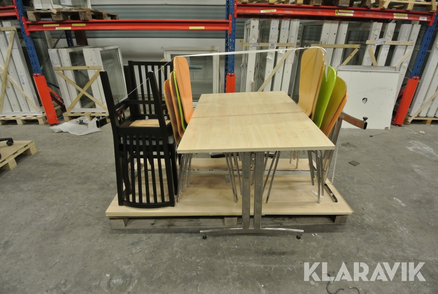 Matsalsbord med stolar