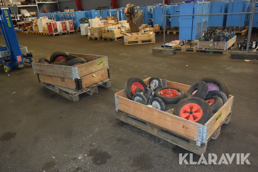 Två pallar med hjul Trelleborg med flera 