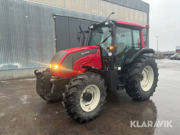 Traktor Valtra N101 Hitech skogsutrustad med frontlyft