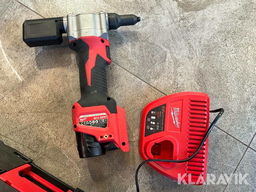 Popnitmaskin Milwaukee M12 BPRT med laddare och väska