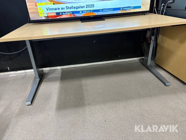 Skrivbord med hurts höj och sänkbart