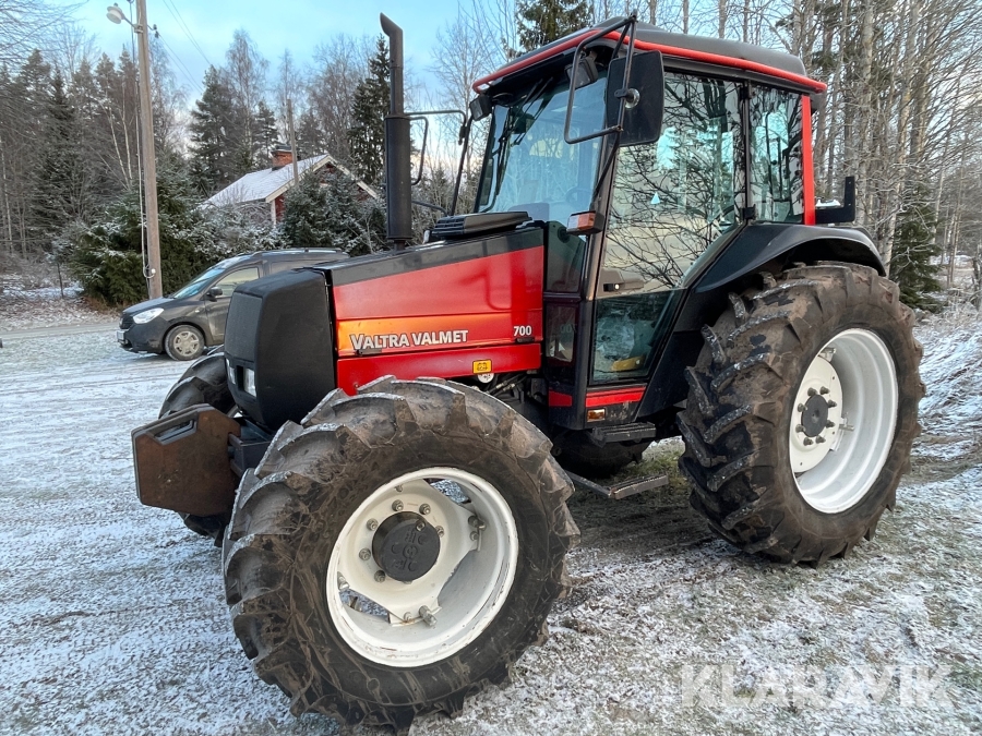 Traktor Valtra 700 skogshytt