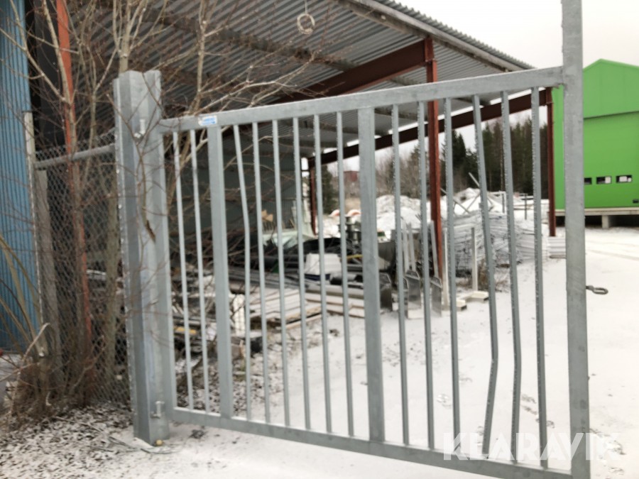 Grindar med motoröppning och trådstängsel Gunnebo