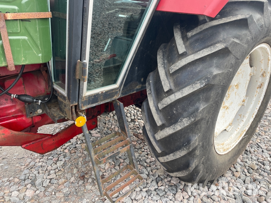 Traktor International 844 med lastare, skopa+ gafflar