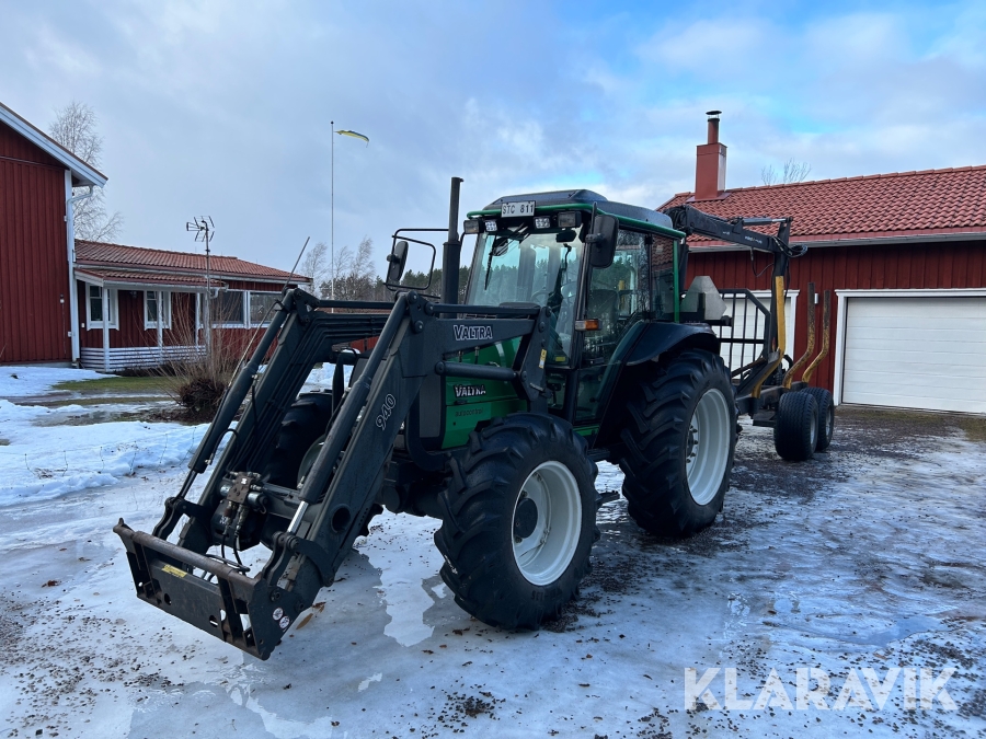 Traktor Valtra 700-4 med skogshytt