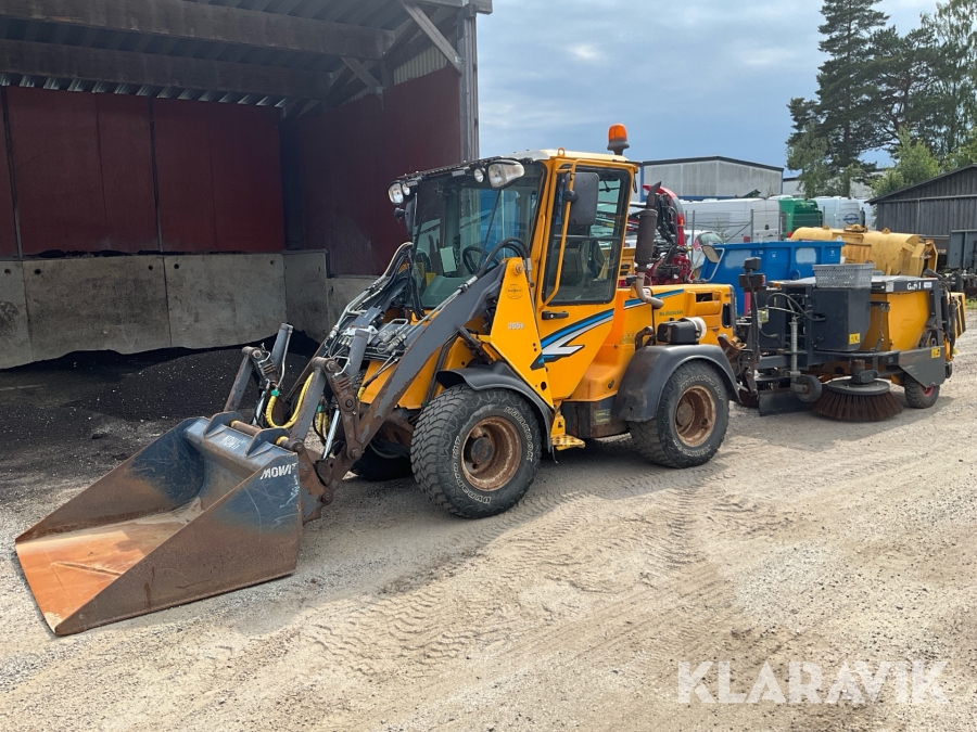 Redskapsbärare Wille 355B med plog, sandspridare, sopmaskin och 4 skopor