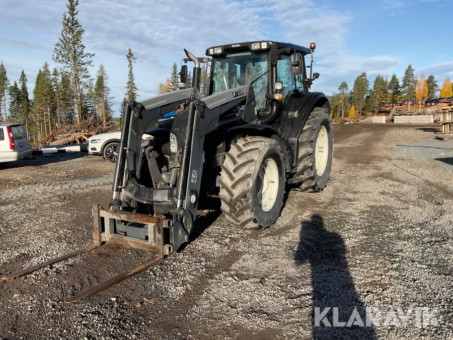 Traktor Valtra N123 Hitech med sandskopa, snöskopa, plogblad och gafflar