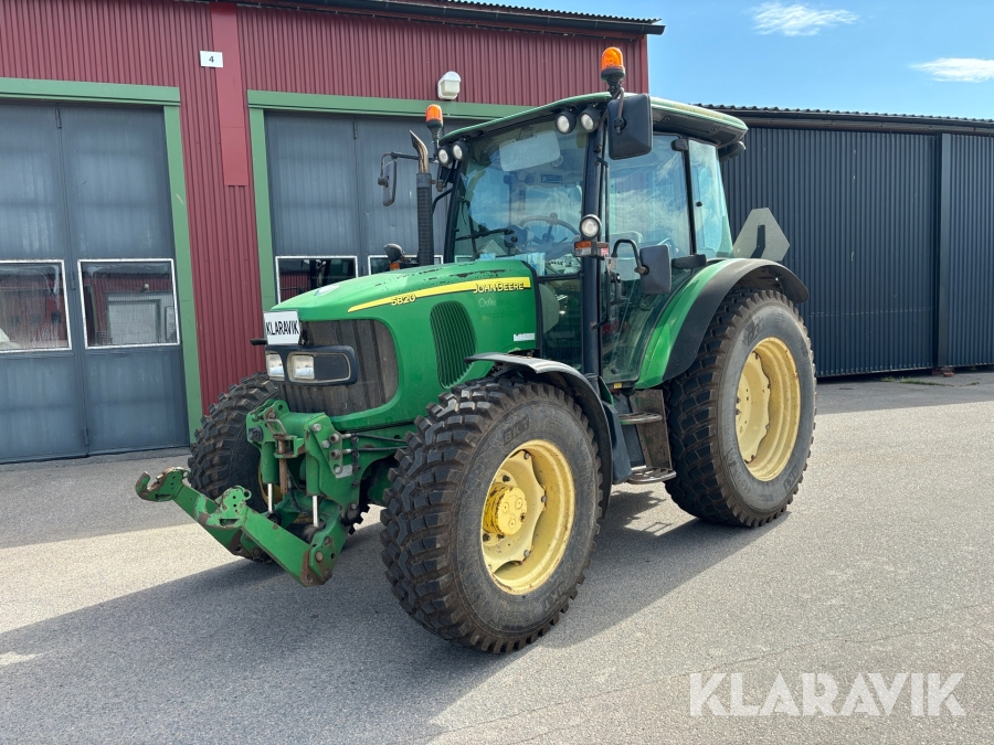 Traktor John Deere 5820 med frontlyft