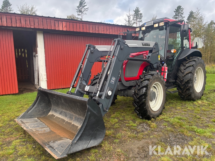 Traktor Valtra A83 HiTech med frontlastare och skogshytt