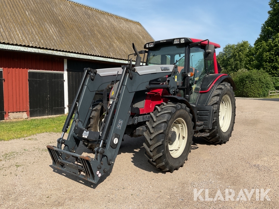 Traktor Valtra N111e med lastare och redskap