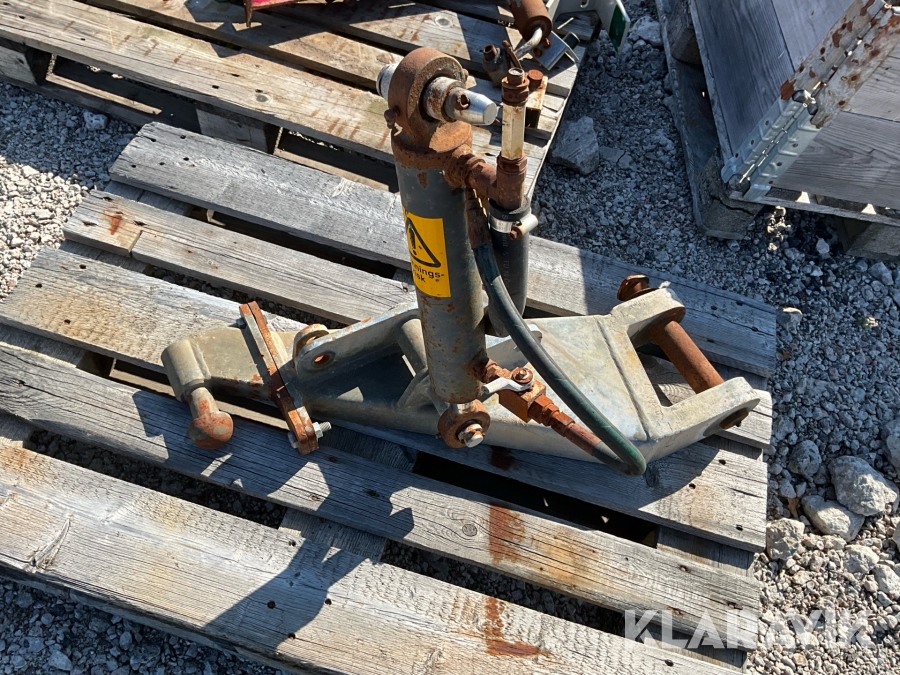 Sidofäste till plogvinge