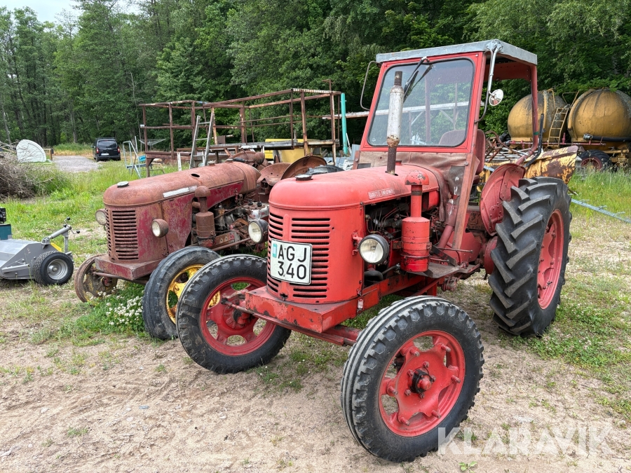 Veterantraktor David Brown 31D med reservdelstraktor David Brown 31F