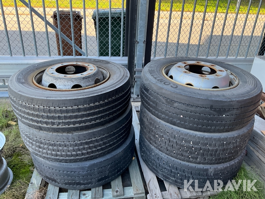 Däck med fälg 245/70R19.5