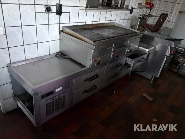 Stekbord, bänk med kyllådor, fritös och värmeskåp med vattenbad