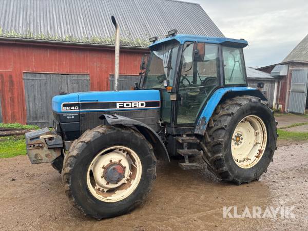 Traktor Ford 8240