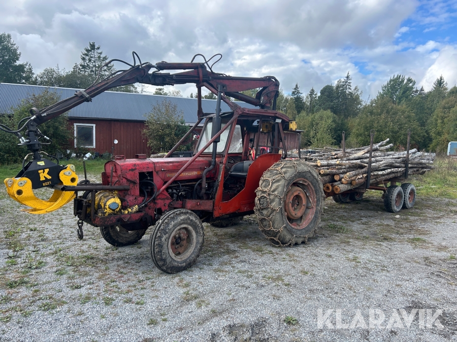Traktor med kran och Skogskärra Massey Ferguson
