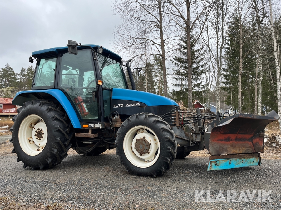 Traktor New Holland TL70 med vikplog