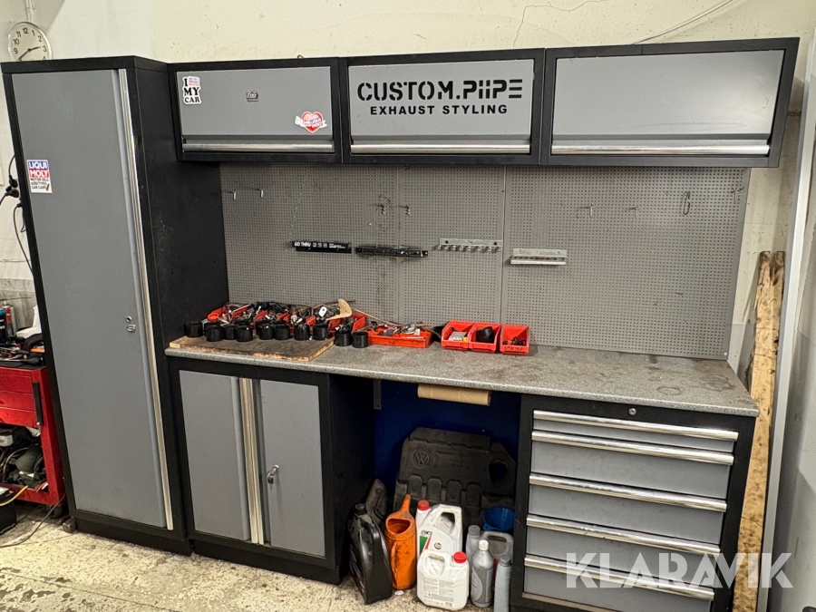 Verkstadssystem med bänk, skåp och verktygsvägg