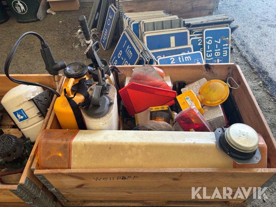 Diverse lampor och ogrässprutor 1st pall