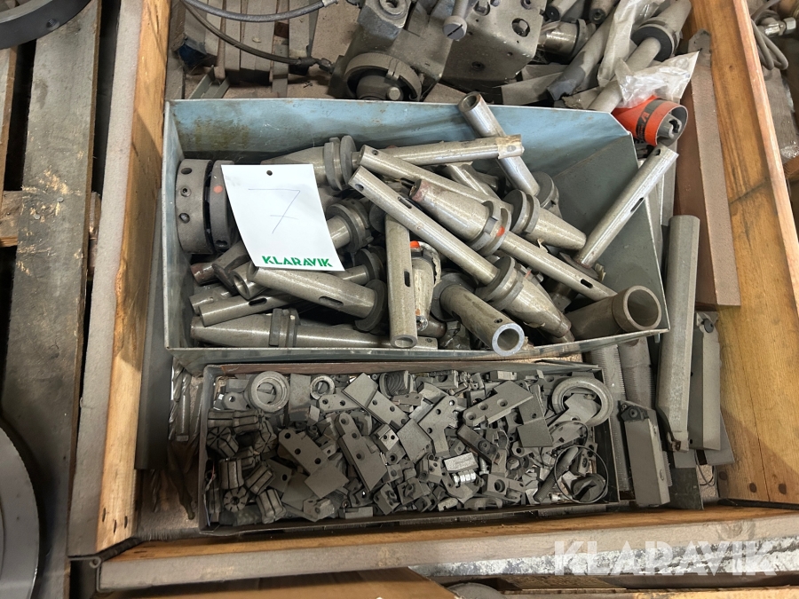 Diverse skär och tillbehör till svarv och fräs