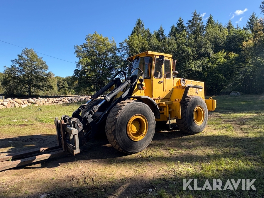 Hjullastare Volvo BM 4500 med hydrauliska gafflar, skopor och snöblad