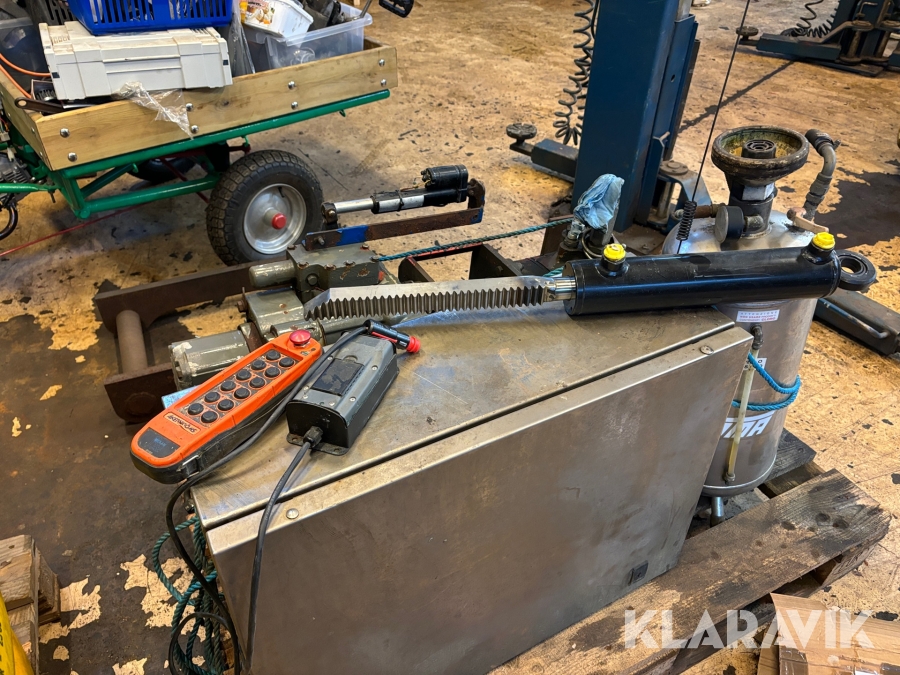 Hydraulpump, styrskåp, ränna och fler tillbehör för betongbil