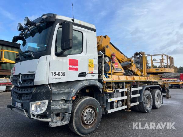 Lastbil Mercedes-Benz Arocs 2636 med arbetsplattform Esslift 1000