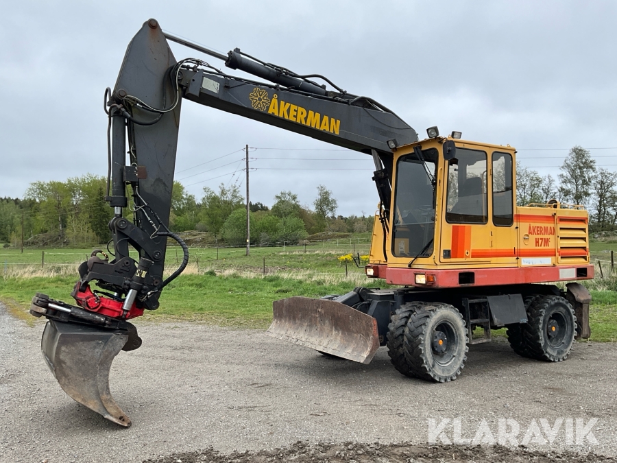 Hjulgrävare Åkerman H7Mc med tiltrotator och många redskap