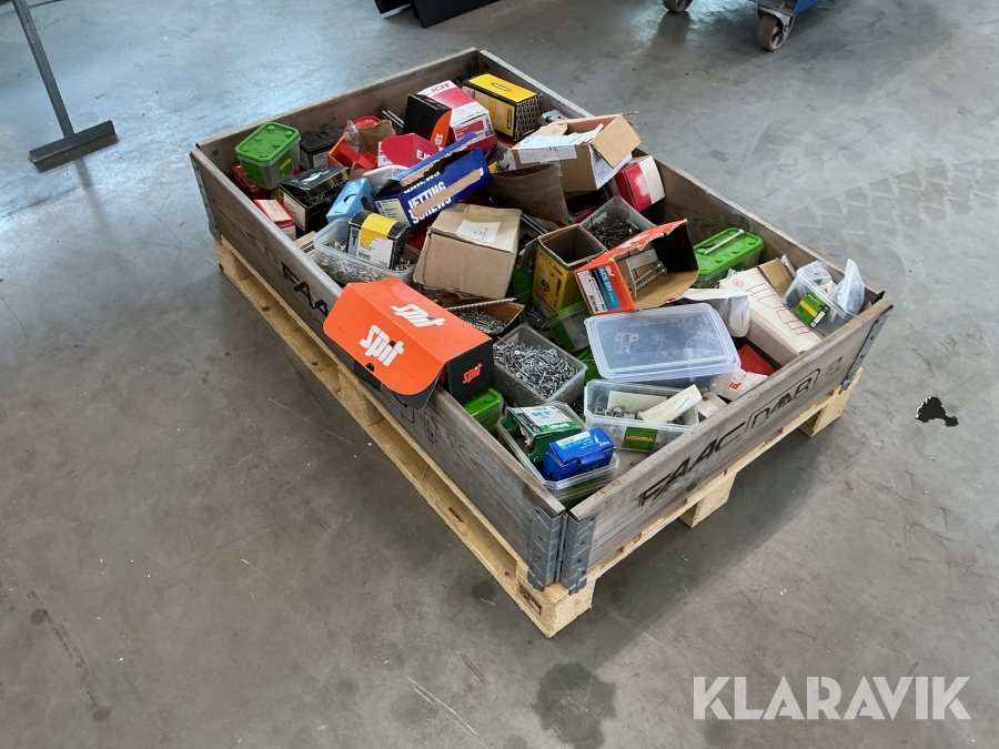 Blandpall med bland annat: skruv, blindnit, expander