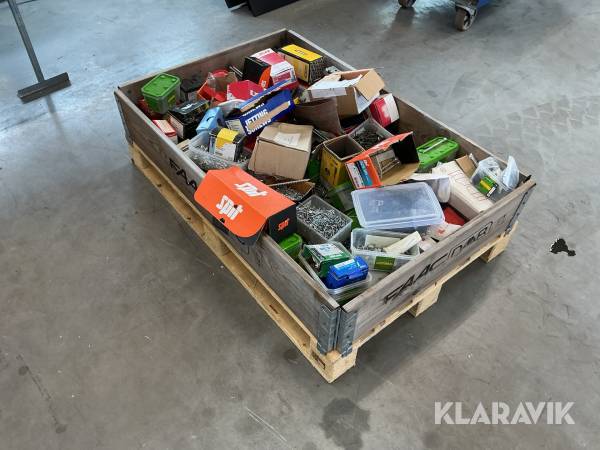 Blandpall med bland annat: skruv, blindnit, expander