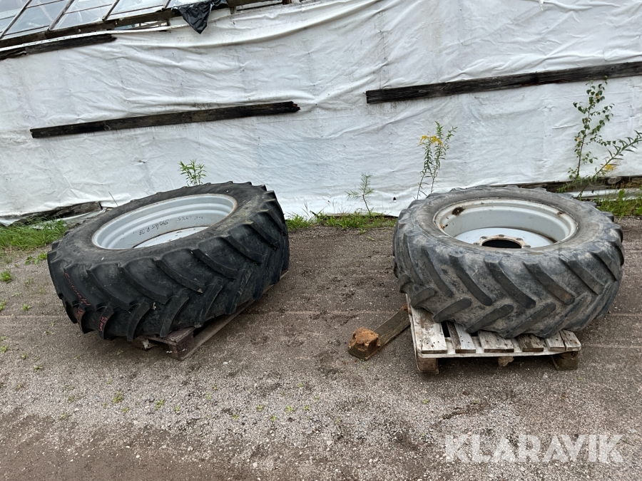 Däck och fälg 540/65R38 och 440/65R28