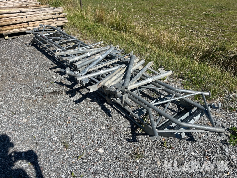 Trappa till haki med skyddsräcke